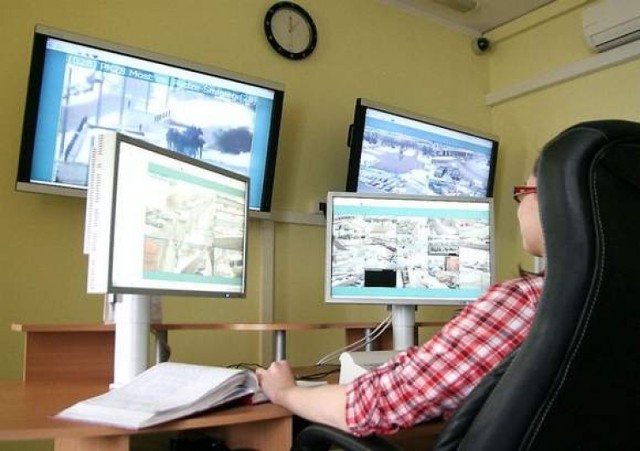 Operator monitoringu obserwuje sytuacje w kilkudziesięciu punktach miasta. (fot. Wojciech Alabrudziński)