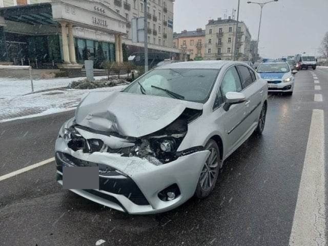 W poniedziałkowy poranek na ulicy Żelaznej w Kielcach toyota uderzyła w tył forda rangera.