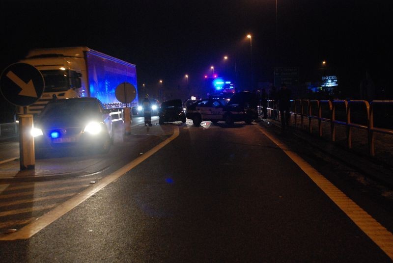Kierowca opla wjechał centralnie w policyjną blokadę w Luzinie. Skoda octavia policji uszkodzona