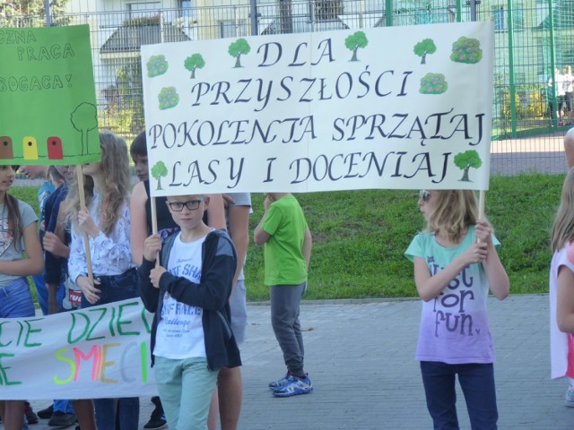 W piątek w ramach tegorocznej akcji Sprzątanie Świata - Polska 2016, w Szkole Podstawowej nr 18 został zorganizowany ekologiczny happening