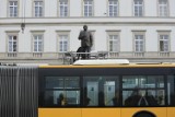 Pomnik Lecha Kaczyńskiego w Warszawie. Prezydent w obstawie policji. "Zamiast patrolować ulice pilnują pomnika"