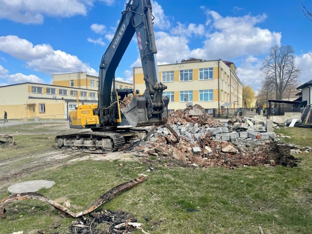 Roboty na terenie Publicznej Szkoły Podstawowej numer 1 w Grójcu rozpoczęły się od wyburzania starych budynków.