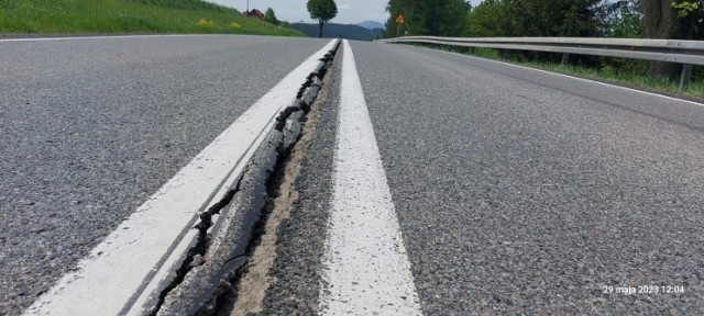 Na jezdni pod koniec maja pojawiły się pęknięcia. Okazało się, że to ruchy osuwiskowe