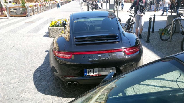 Porsche 911 Carrera 4S parkuje na chama na Rynku Kościuszki