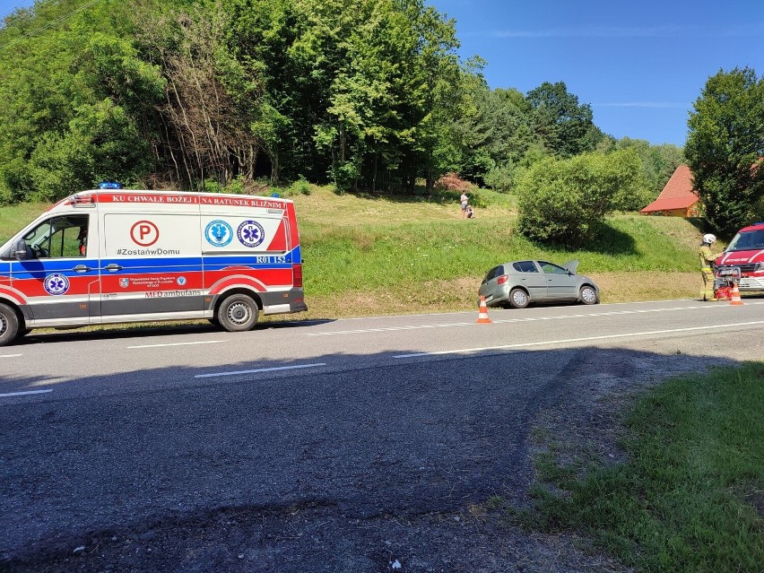 Zderzenie ciężarówki z toyotą yaris na drodze krajowej nr 28 w Leszczawie Dolnej. Ranne zostały dwie osoby [ZDJĘCIA]