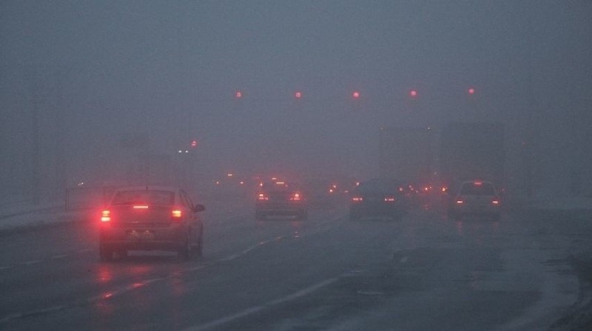 Gęsta mgła nad Łodzią. Łodzianie bądźcie ostrożni na drogach