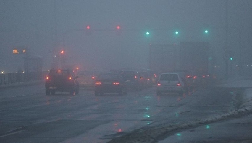 Gęsta mgła nad Łodzią. Łodzianie bądźcie ostrożni na drogach