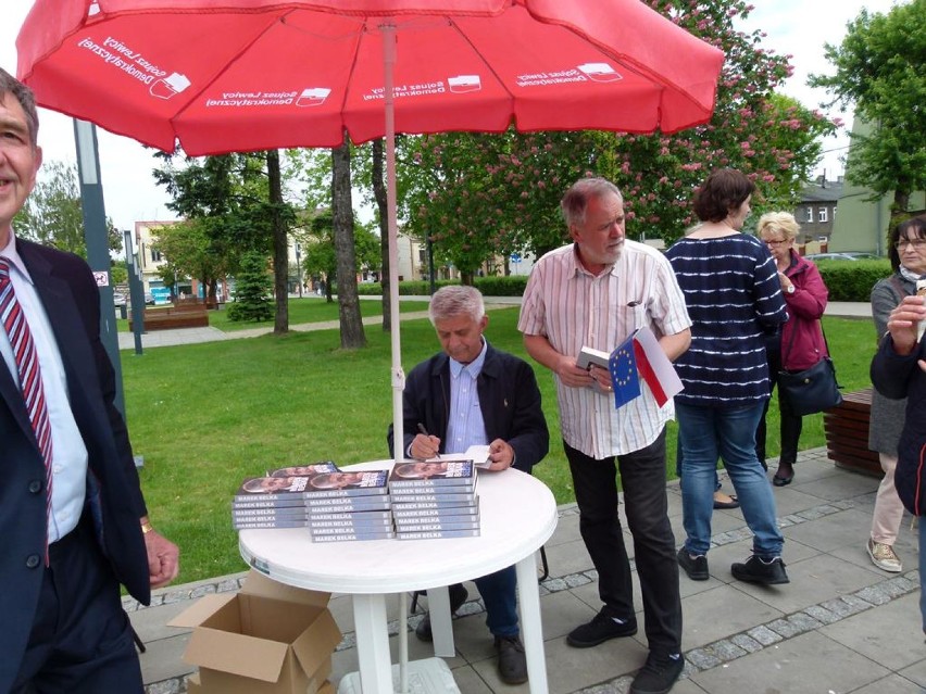 Marek Belka rozdawał w Zduńskiej Woli swoje książki