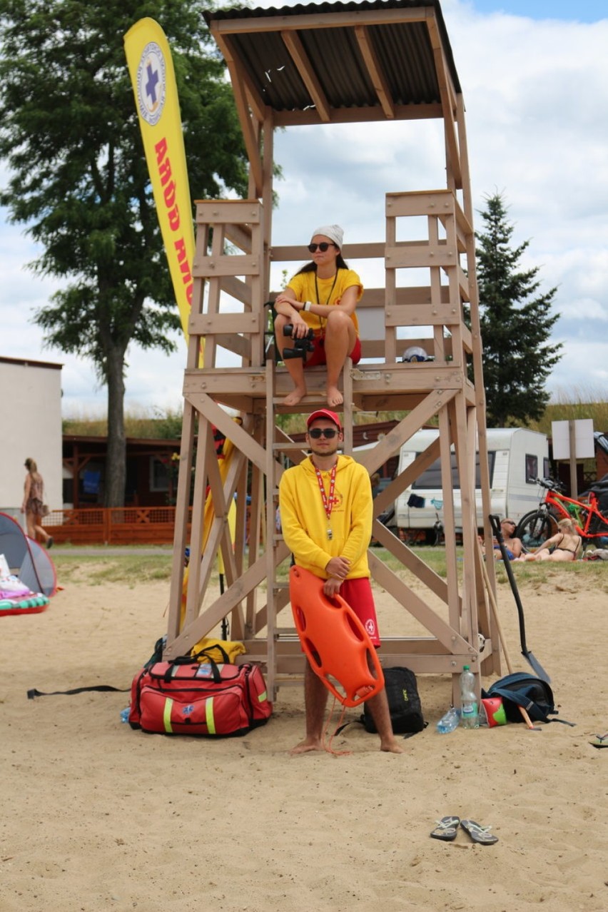Plaża w Pszczewie gotowa na sezon. O bezpieczeństwo plażowiczów dbają Joanna, Adam i Daniel