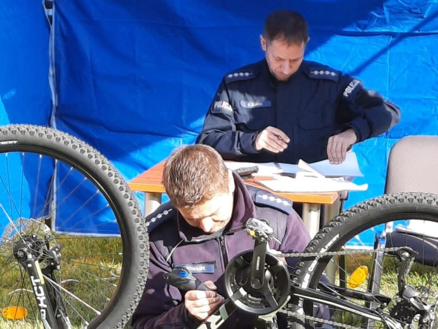 W ramach akcji "Grawer"policjanci oznakowali 35 rowerów oraz...