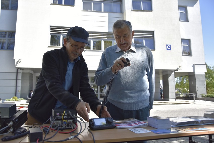 Krótkofalowcy zainstalowali się ze swoją radiostacją na...