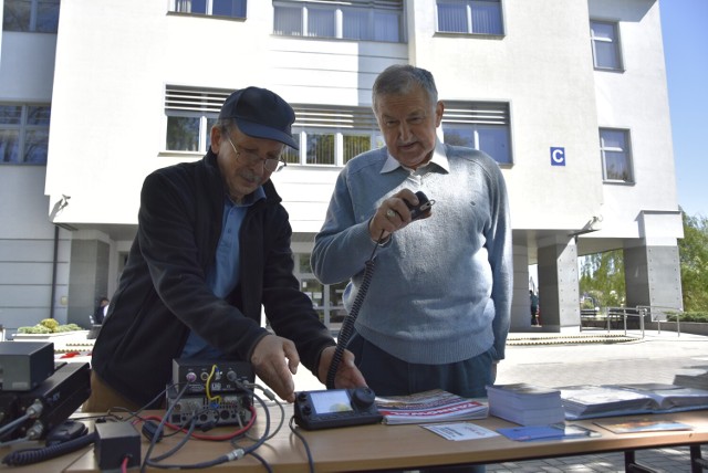 Krótkofalowcy zainstalowali się ze swoją radiostacją na dziedzińcu Akademii Nauk Stosowanych w Tarnowie