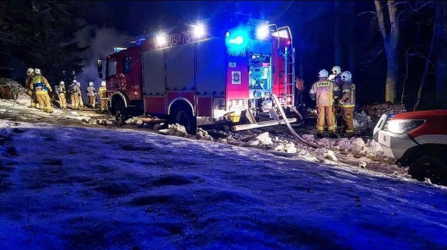 Druhowie OSP Żabnica zostali dziś w nocy zadysponowani do pożaru, który wybuchł w jednym z pomieszczeń gospodarczych w przysiółku Dadoki w Żabnicy.