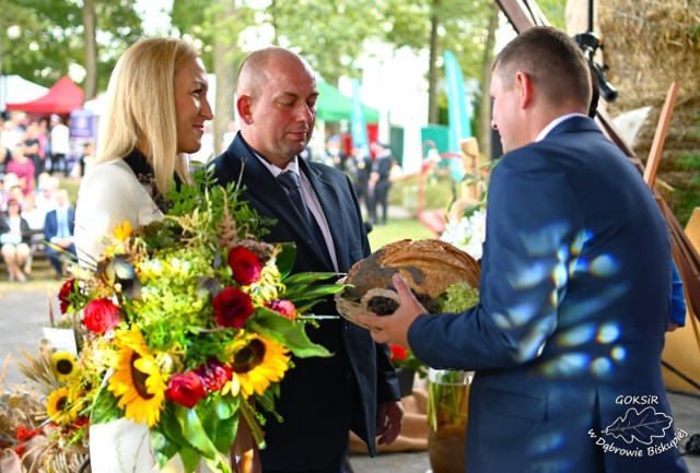 Starostowie dożynek w Dąbrowie Biskupiej Joanna Kujawa i Marian Dec przekazali bochen chleba z tegorocznego ziarna gospodarzowi uroczystości wójtowi Marcinowi Filipiakowi