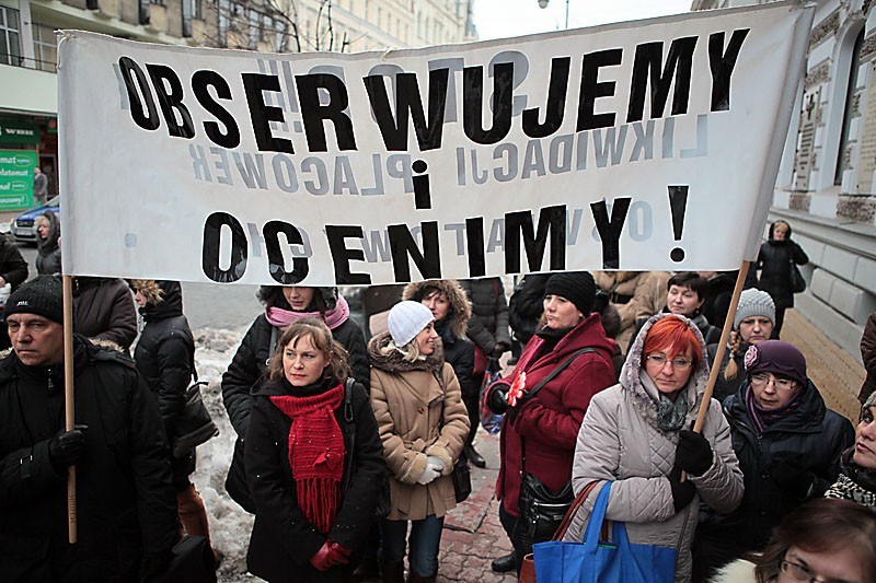 Manifestacja przed Urzędem Miasta Łodzi. Chcą odwołania prezydent Zdanowskiej [ZDJĘCIA]