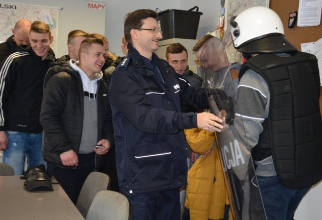 Komendę Miejską Policji w Suwałkach odwiedziła młodzież szkół średnich. W ramach "Dnia otwartego" mogli oni zobaczyć między innymi stanowisko kierowania, pracownię techników kryminalistyki oraz strzelnicę.