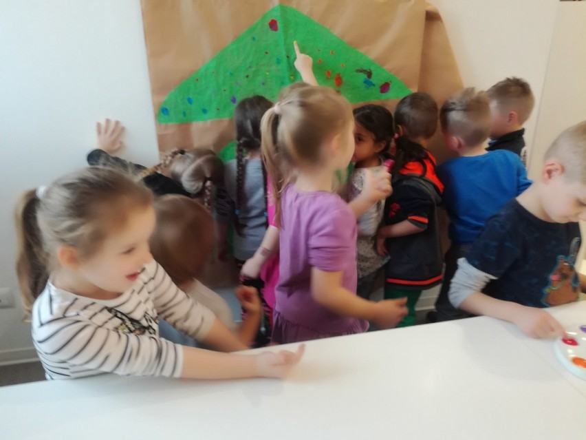 Wolsztyn: dzieci z Przedszkola nr 3 z przedświąteczną wizytą w bibliotece