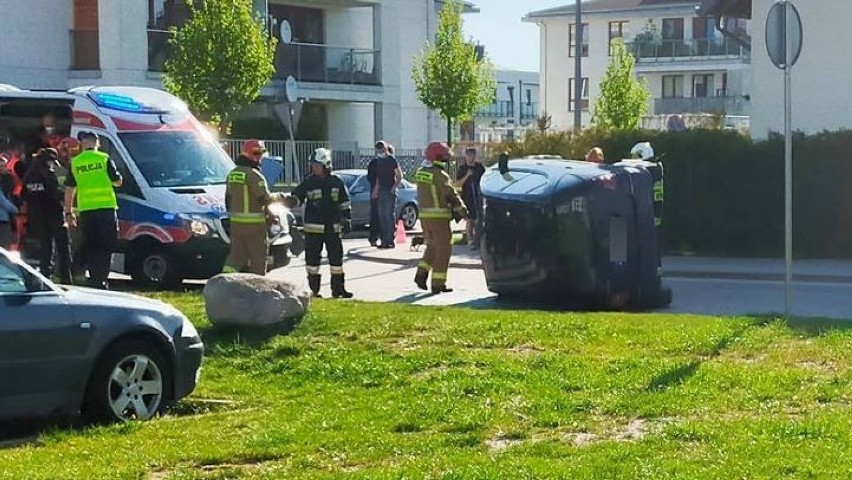 Wypadek w Pogórzu (gmina Kosakowo) na skrzyżowaniu Czechowicza z Czarnieckiego: auto leżało na boku, przez okno wyciągano dziecko 