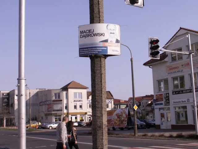 Plakat wyborczy Macieja Dąbrowskiego wciąż wisi na słupie