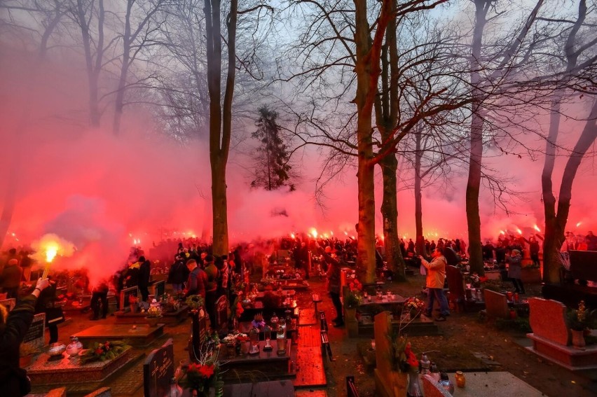 Gdynia. Cmentarz Witomiński. Pogrzeb Zbigniewa Rybaka....