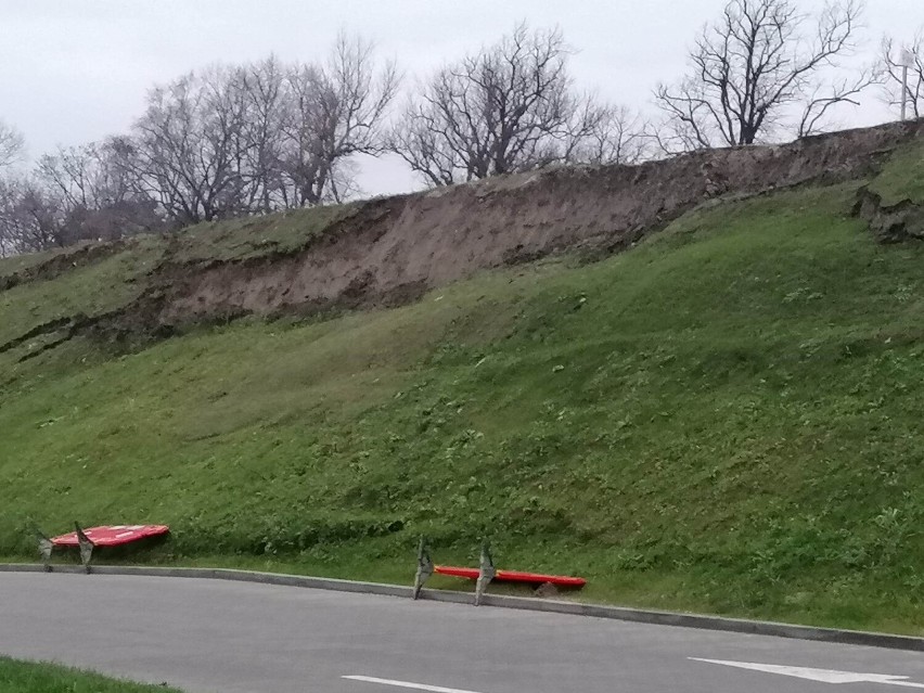 Ze skarpy przy CH Karuzela w Kołobrzegu osunęła się ziemia. We wtorek spotkanie w tej sprawie