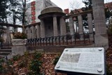 Historia na tablicach w Parku Tysiąclecia. Szkoda, że już są zniszczenia urządzeń