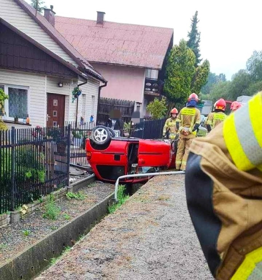 Wypadek na drodze krajowej pod Krakowem. Dachował samochód osobowy. Utrudnienia na krajówce, wprowadzono ruch wahadłowy