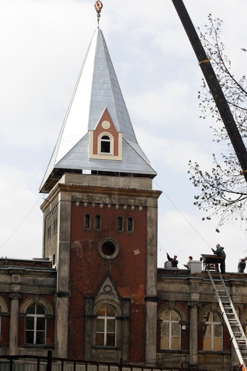 Nasadzanie nowej  wieży zegarowej na Zamku Piastowskim w Legnicy [ZDJĘCIA]