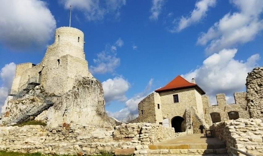 Ruiny zamku w Rabsztynie Nazwa zamku wywodzi się z języka...