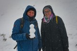 Dzień niepodległości w Tatrach. Sporo śniegu. Niektórzy lepili bałwana. TOPR ostrzega