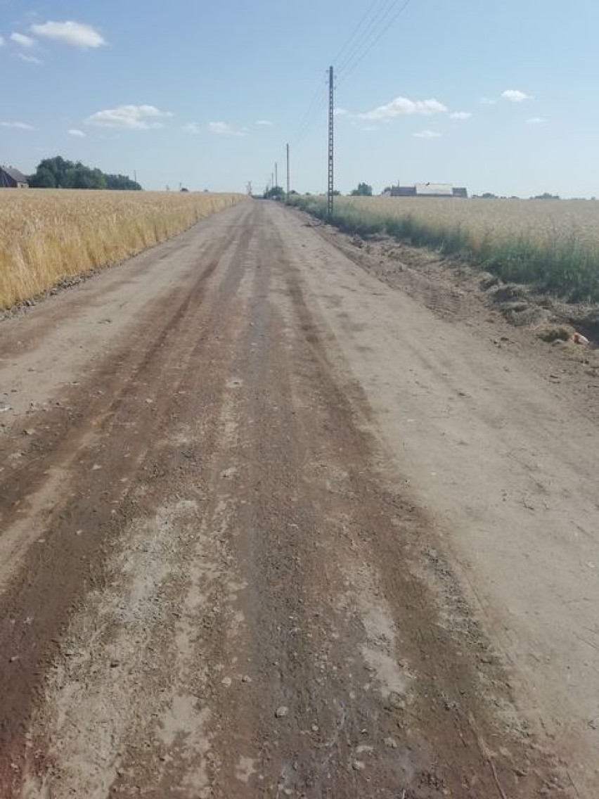 Remonty dróg w gminie Budzyń: Trwają inwestycje w Prośnie i Podstolicach (FOTO)