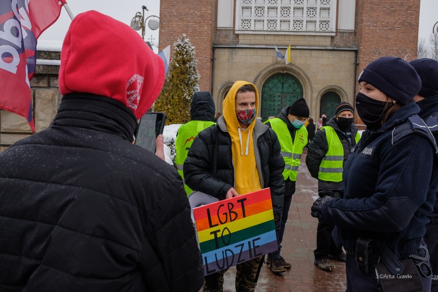 Kilkuosobowa grupa osób zgromadziła się dziś (30.01) przed...