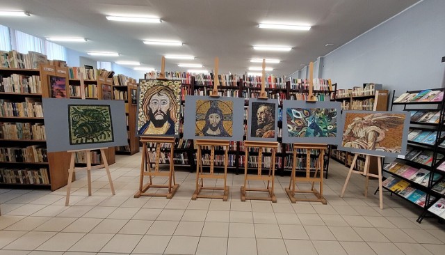 Wystawę pięknych i oryginalnych mozaik autorstwa uczniów i absolwentów Liceum Plastycznego można podziwiać w Bibliotece Pedagogicznej w Zduńskiej Woli.