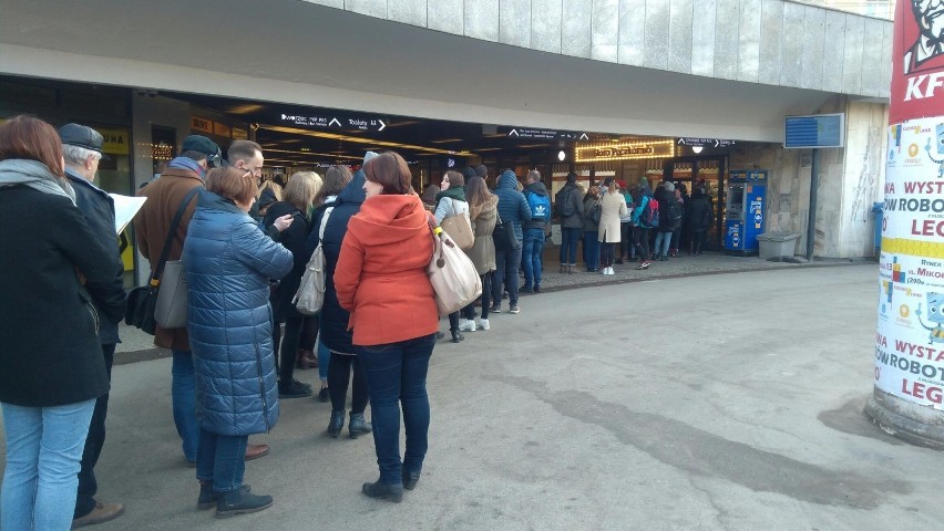 Tłusty Czwartek w Krakowie. Gigantyczne kolejki po pączki [ZDJĘCIA]