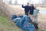 #Trashtag. Prezydenci Kalisza własnym przykładem zachęcają do sprzątania śmieci  ZDJĘCIA