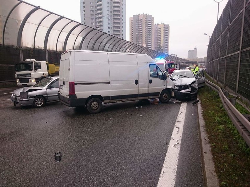 Katowice: Na DTŚ zderzyły się trzy samochody [ZDJĘCIA]