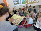 Specjalna akcja czytania bajek w Przedszkolu nr 10 w Skierniewicach. Dzieci słuchały