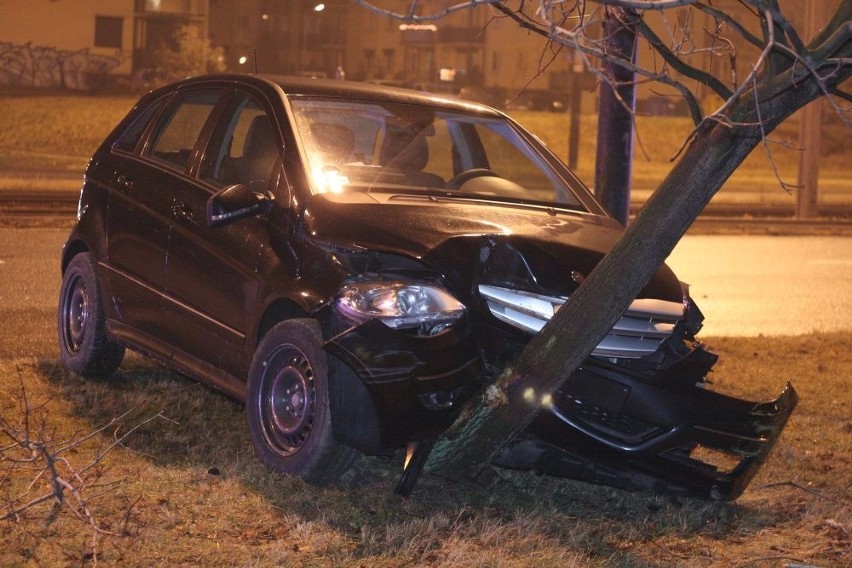 Po przejechaniu około 250-300 metrów mercedes klasy B wypadł...