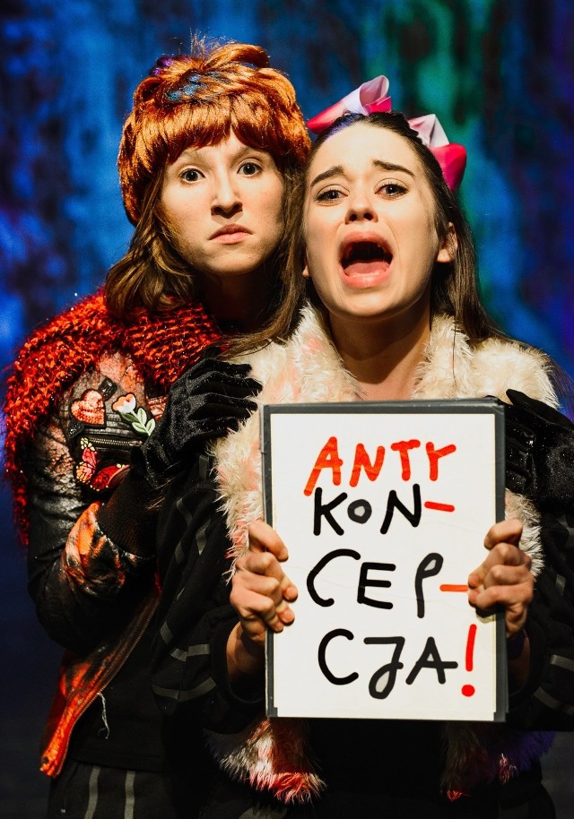 Anna Paliga (z lewej) w spektaklu dyplomowym „Pomysłowe mebelki z gąbki” w reżyserii Mariusza Grzegorzka