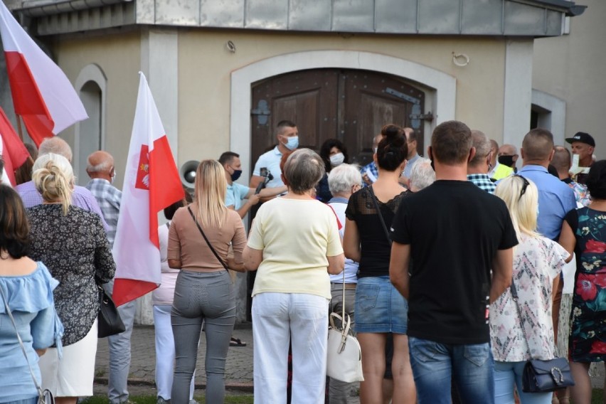 Nowy Tomyśl. Zrezygnowano z marszu, jednak odbyło się spotkanie pod kościołem [ZDJĘCIA]