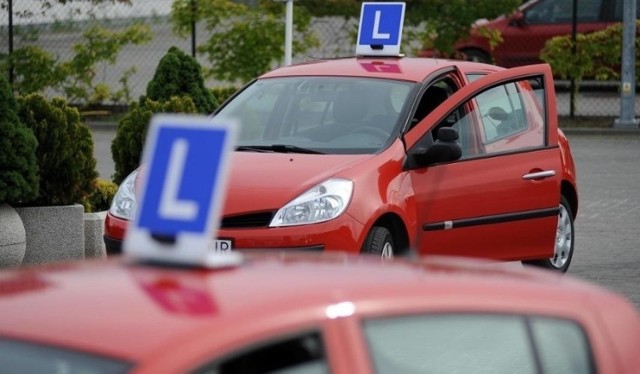 Do bazy pytań wykorzystywanych na egzaminach teoretycznych na prawo jazdy trafiły zadania z błędami.