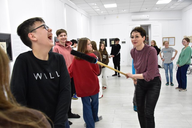 Jeśli lekcje muzealne dla młodych to takie, podczas których będą mogli się wykazać i zintegrować. A przy okazji fajnie pobawić. Oto fotorelacja ze spotkania >>>