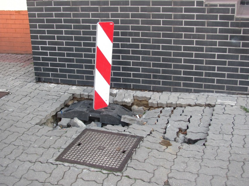Kalisz: Zapadł się chodnik przy ulicy Górnośląskiej, to... wstawili pachołek. ZDJĘCIA