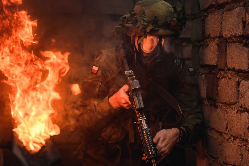 Przez ogień i dym. Żołnierze szykują się do wyjazdu na Bałkany [ZDJĘCIA]