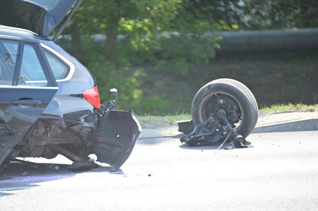 Zderzenie mercedesa z bmw na Warszawskiej w Grudziądzu. Jedna osoba ranna