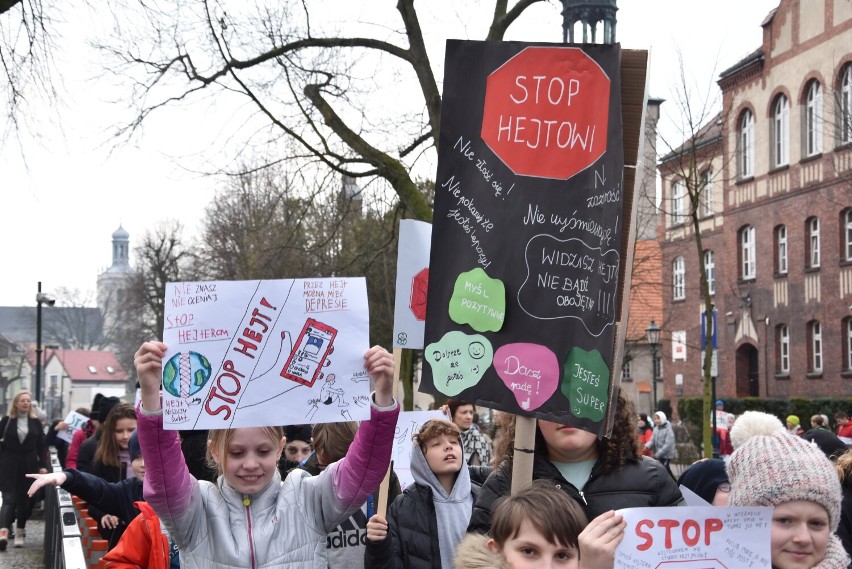 Uczniowie Szkoły Podstawowej numer 2 przeszli w marszu przeciwko hejtowi