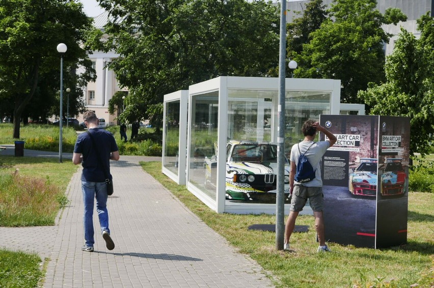 BMW Art Cars na Powiślu. Zobaczcie wystawę pięknie ozdobionych aut w Warszawie