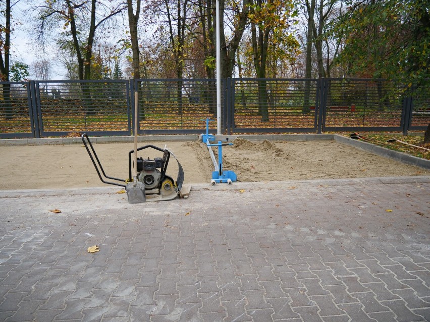 Trwa remont parkingu między MDK a Parkiem Świętojańskim w Radomsku