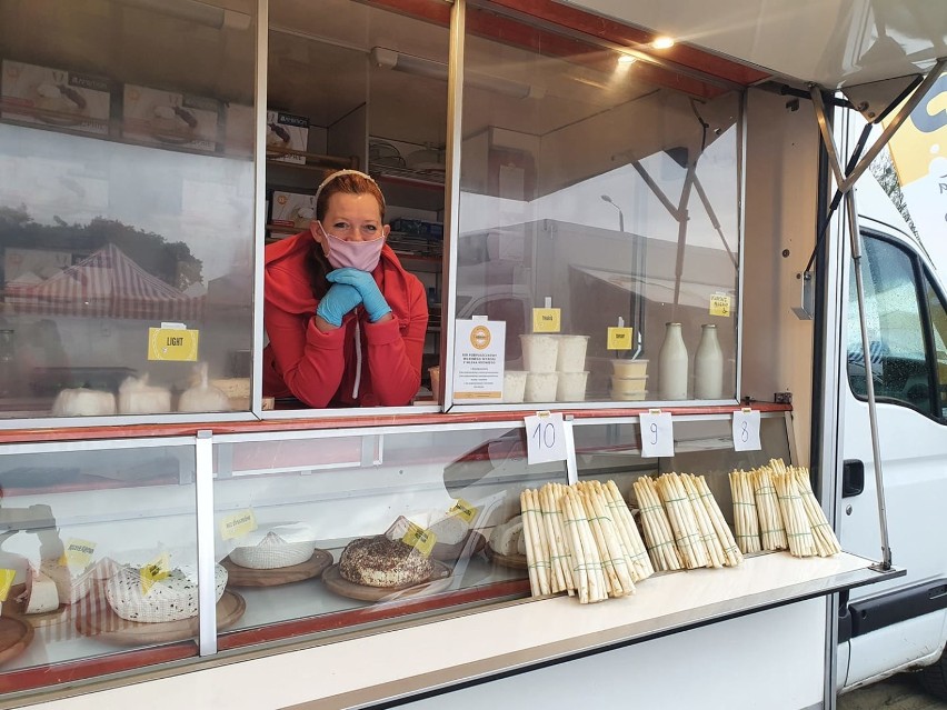 Renata sprzedaje swoje sery na lokalnych rynkach.