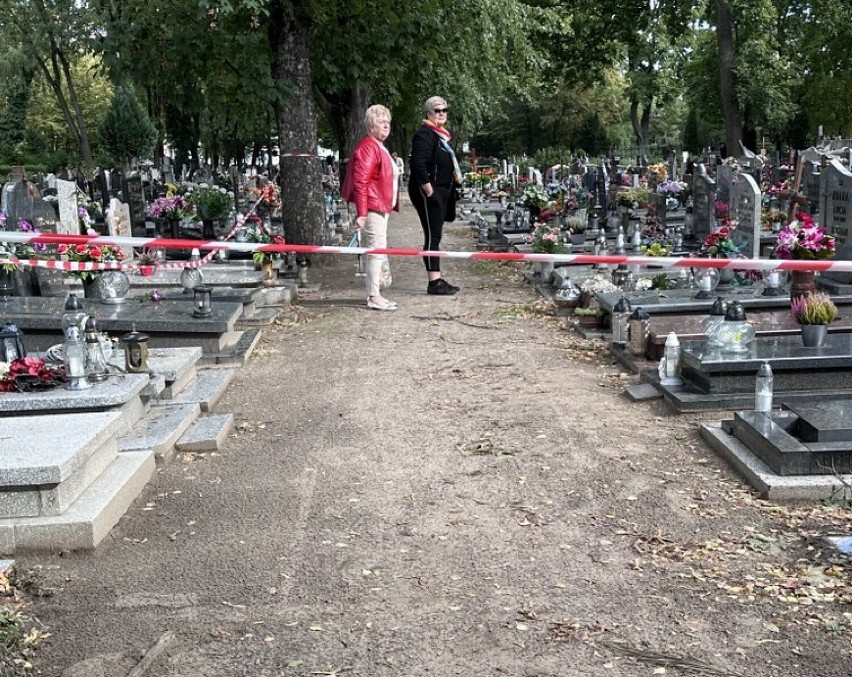 Taśmą ostrzegawczą zabezpieczono część cmentarza. Ile drzew pójdzie pod topór na cmentarzu w Lesznie?            